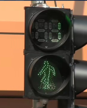 Lampu sinyal Pelican Crossing yang dipakai untuk memudahkan penyeberang. [Instagram]